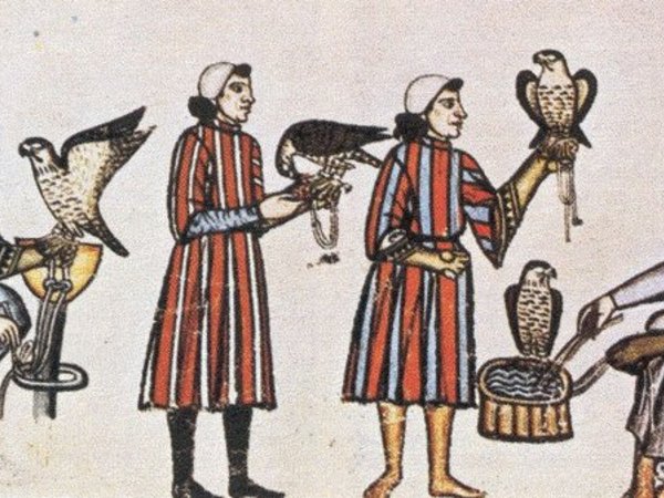 Abbildung von Falknern bei der Abrichtung und Pflege ihrer Vögel im Falkenbuch.