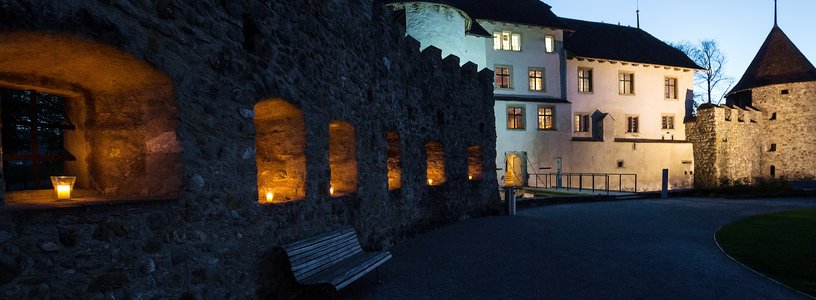 Mystische Nachtaufnahme vom Schloss Hallwyl mit Lichteinfall