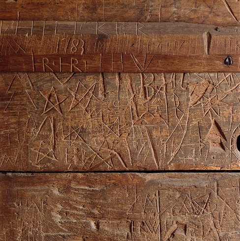 Holzwand mit Inschriften aus dem Gefängnis im Museum Schloss Lenzburg