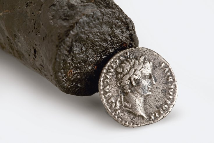 Eine römische Münze ein historischer Fund aus dem römischen Zeitalter im Vindonissa Museum