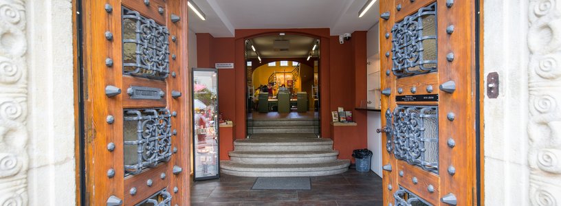 Geöffnete Eingangstüre aus Holz in das Vindonissa Museum