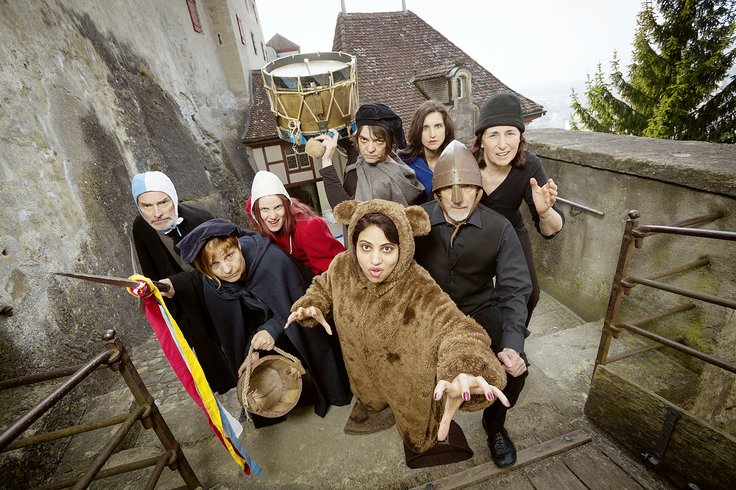 Schauspielerinnen und Schauspieler in historischen Kostümen auf Schloss Lenzburg