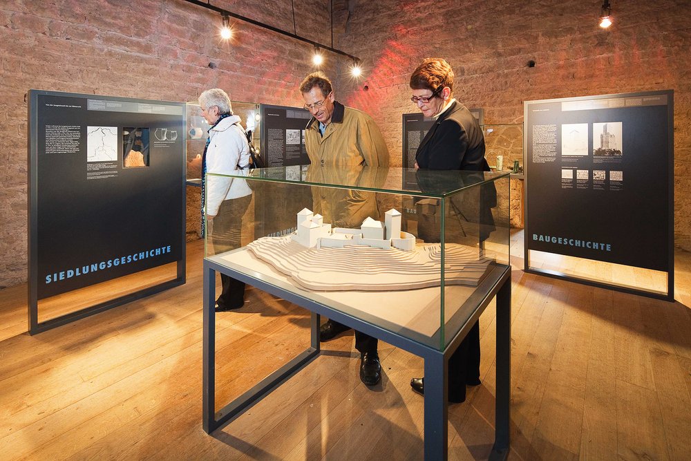 Besucher in der Dauerausstellung Schloss Habsburg