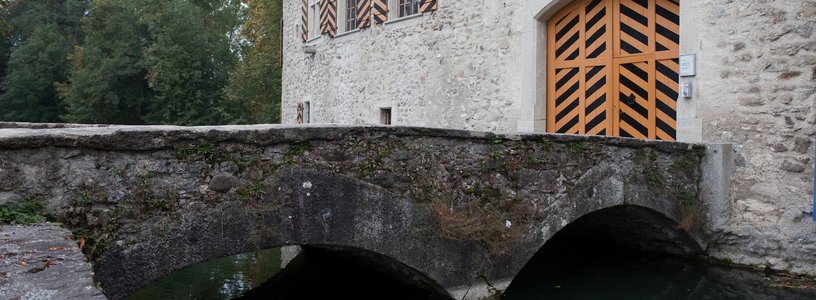 Brücke führt zum Schlosstor Schloss Hallwyl