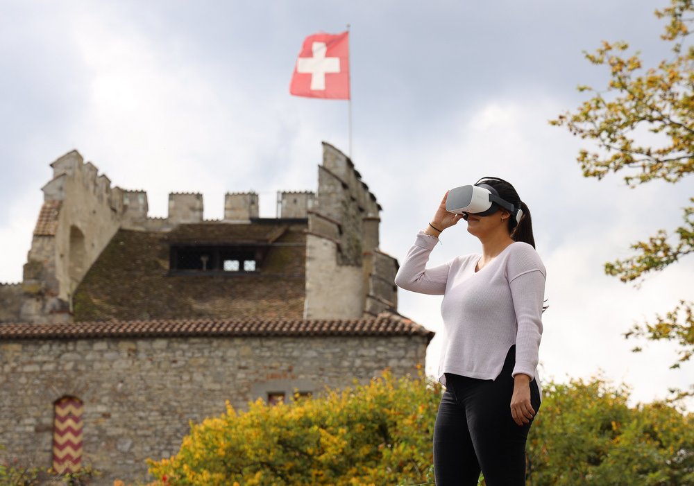 Besucherin vor dem Schloss Habsburg mit der VR-Brille