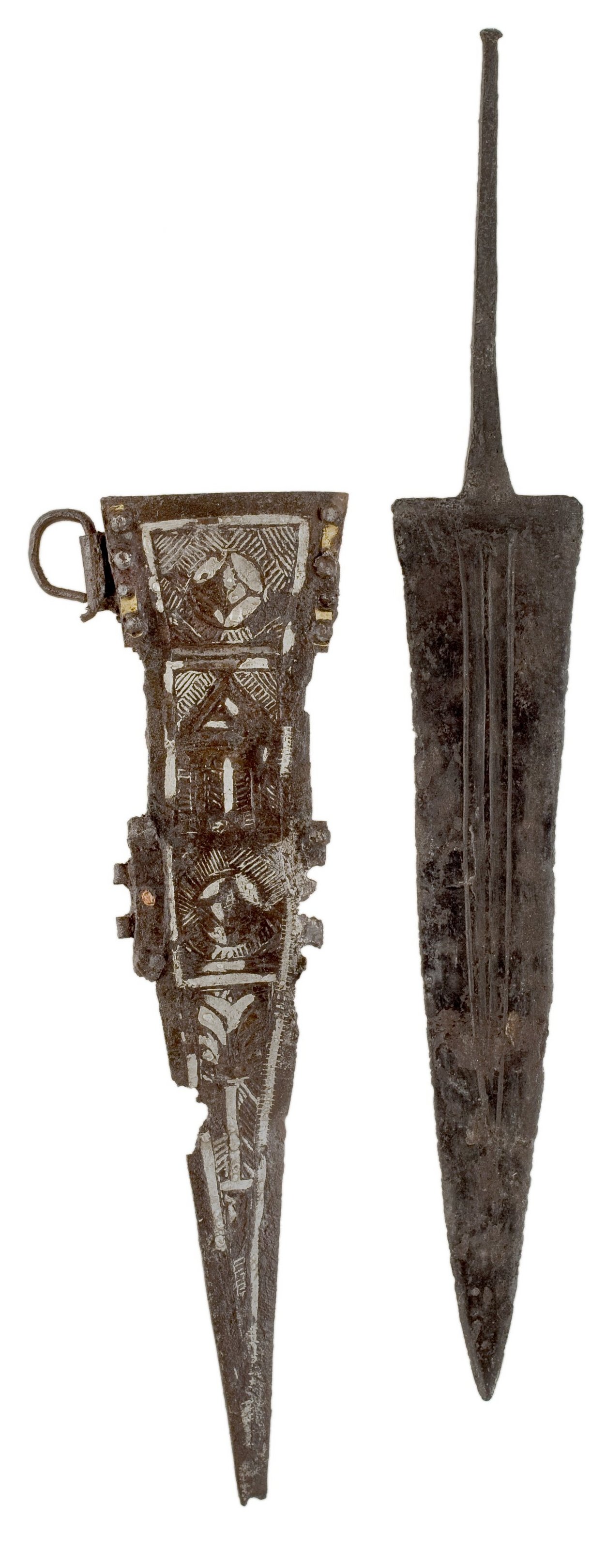 Vor einem weissen Hintergrund ist ein Dolch mit seiner dazugehörige Schwertscheide abgebildet. Die Verzierung der Schwertscheide weist silberne Elemente auf. 
