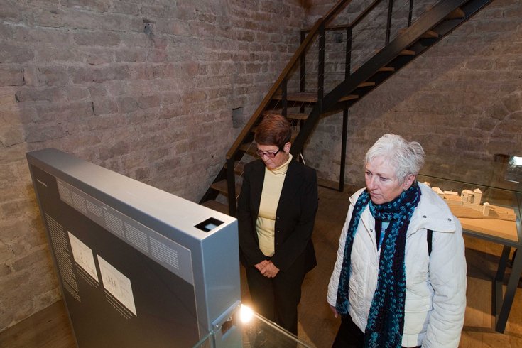 Zwei Besucherinnen betrachten die Dauerausstellung vom Schloss Habsburg