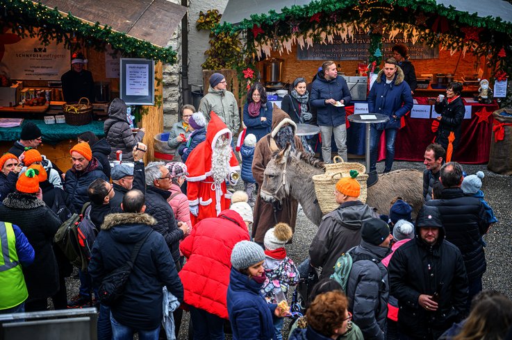 Wiehnachtsmärt Schloss Wildegg: Samichlaus und Schmutzli in einer Menschenmenge