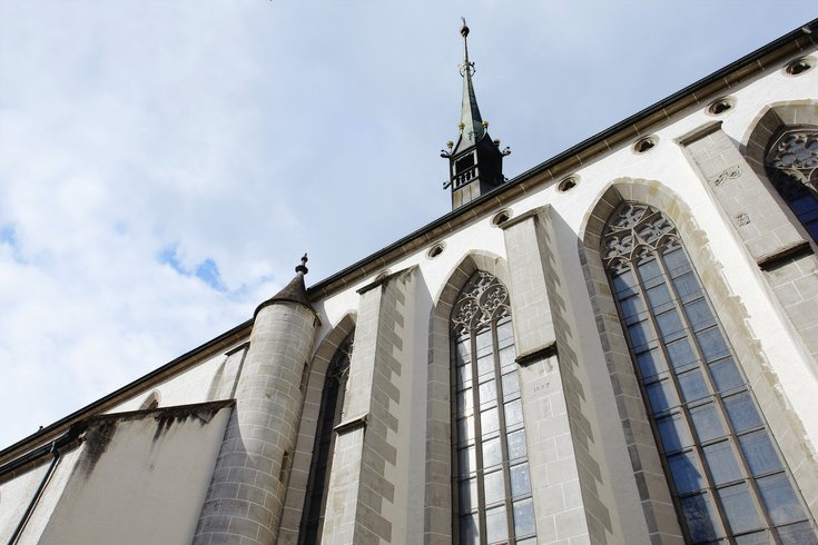 Kloster Königsfeldenvon Unten mit den berühmten Glasfenstern von aussen