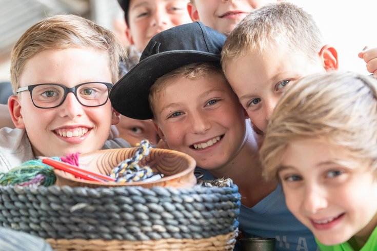 Vier Schüler blicken freudig in die Kamera Workshop Schulen