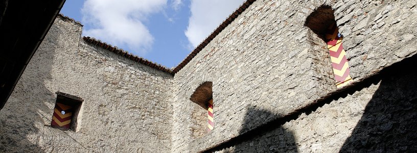 Nahaufnahme von den Mauern im Innenhof auf Schloss Habsburg