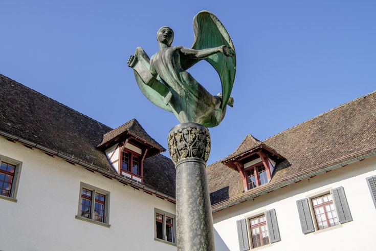 Skulptur Maris Stella auf einem länglichen Sockel vor dem Kloster Wettingen