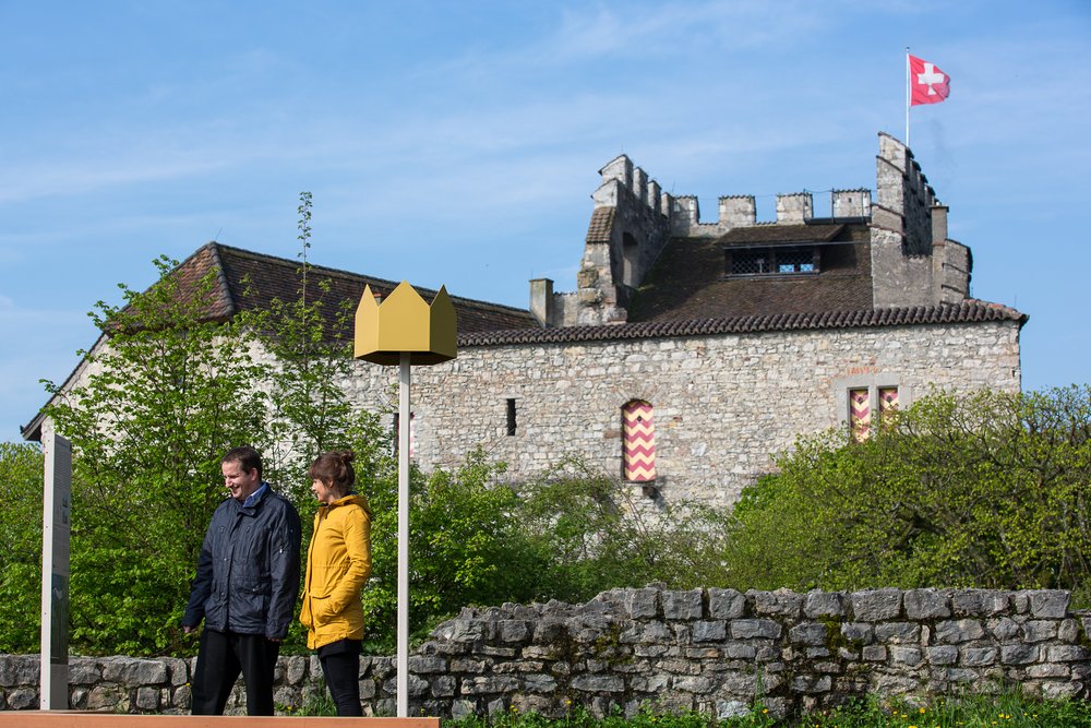 Besucher*innen auf dem Königsweg mit dem Schloss Habsburg im Hintergrund