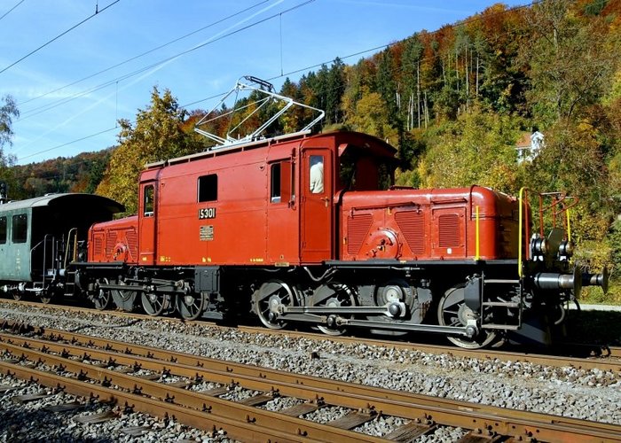Fotografie einer feuerroten Eisenbahn.