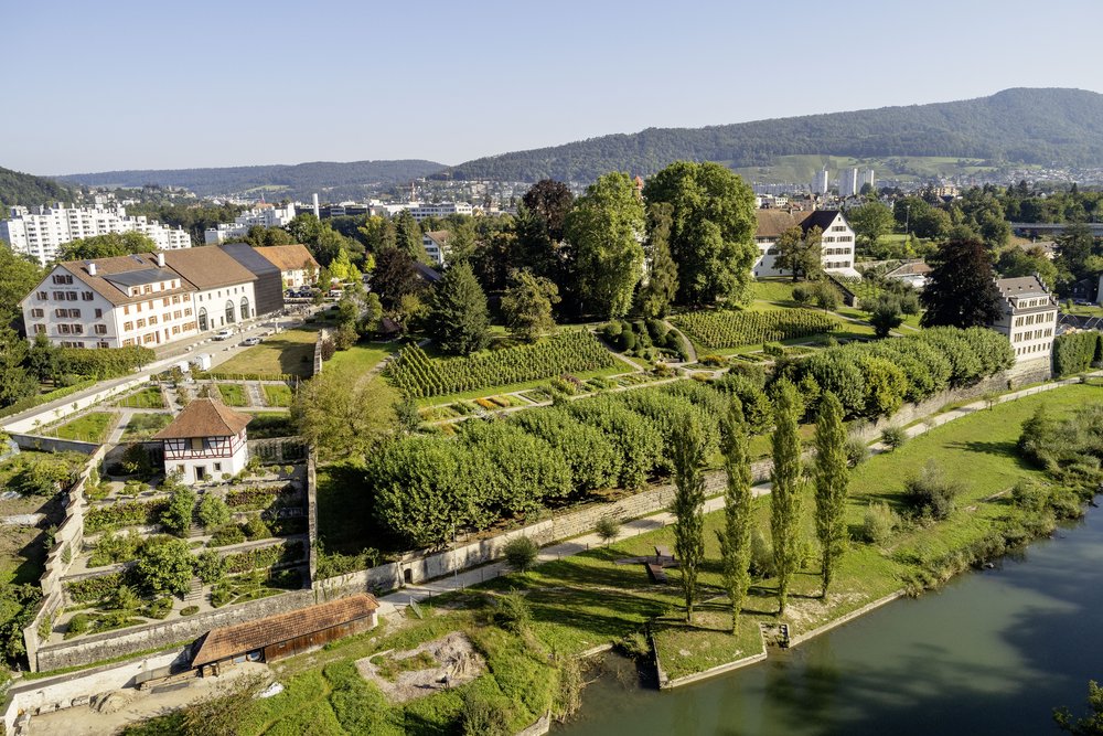 Luftaufnahme Konventgarten und Abtgarten auf der Klosterhalbinsel Wettingen mit Limmat