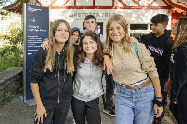 Eine Gruppe Schülerinnen beim Besuch auf der Klosterhalbinsel Wettingen. Sie blicken keck in die Kamera.