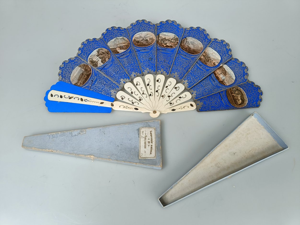Foto: Souvenir-Fächer mit Schachtel (weiss und blau).