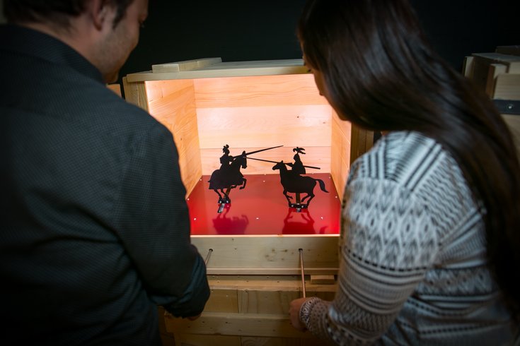 "Geschichtsatelier" auf Schloss Lenzburg; Ausstellung mit vielen Holz-Kisten