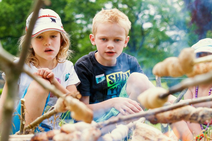 Kinder bräteln an der Feuerstelle Schloss Hallwyl