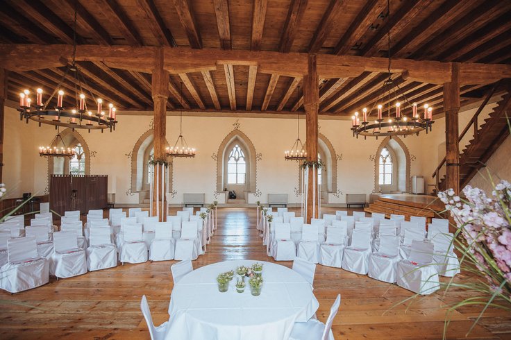  Gedeckter Tisch im grossen Rittersaal im Schloss Lenzburg zur Vermietung.