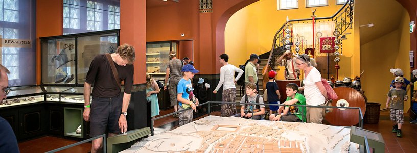Schulklasse betrachtet archäologische Funde aus der römischen Zeit im Vindonissa Museum