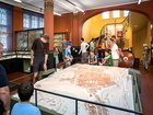 Schulklasse betrachtet archäologische Funde aus der römischen Zeit im Vindonissa Museum