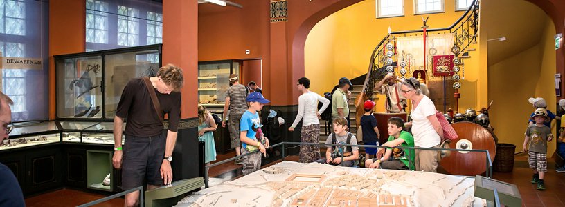 Schulklasse betrachtet archäologische Funde aus der römischen Zeit im Vindonissa Museum