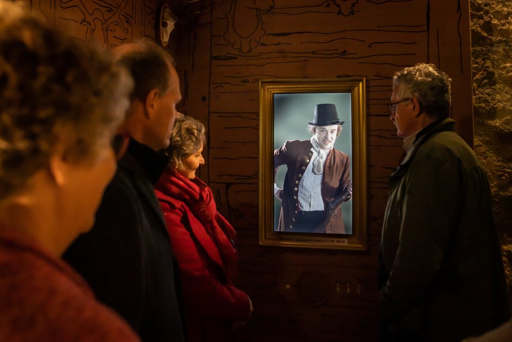 Besucher betrachten in der Ahnengalerie den Schlossherrn von Effingen 