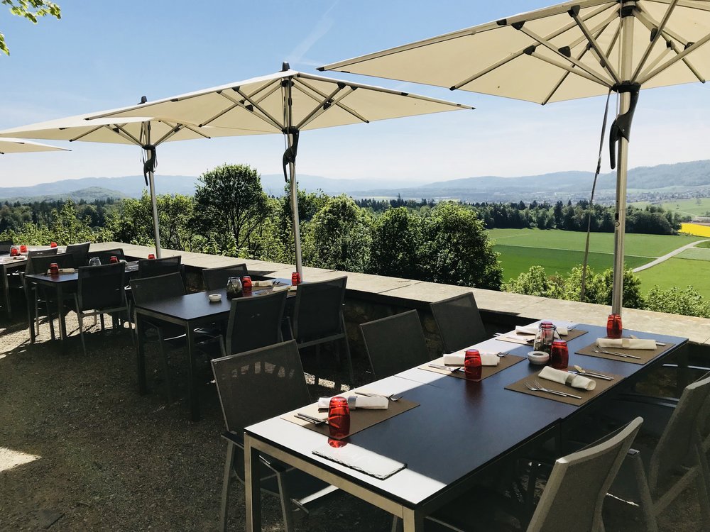 Sonnige Schlossterrasse auf Schloss Habsburg 