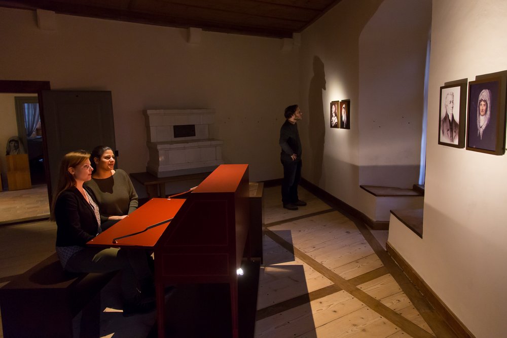 Besucher und Besucherinnen betrachten die Dauerausstellung Schloss Hallwyl