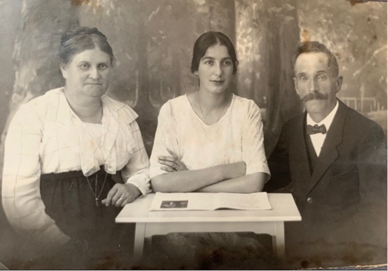 Drei Personen an einem Tisch. Von links nach rechts: Adoptivmutter Elisabeth Hummel, Alice und Adoptivvater Rudolf Hummel