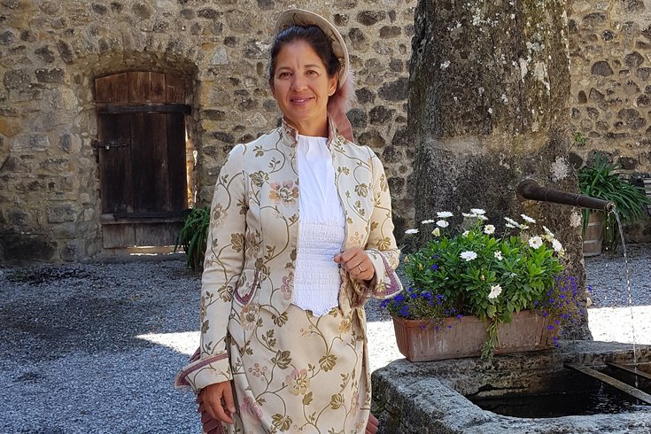 Cecilé von Hallwyl in einer cremefarbenden Robe im Schlosshof Hallwyl
