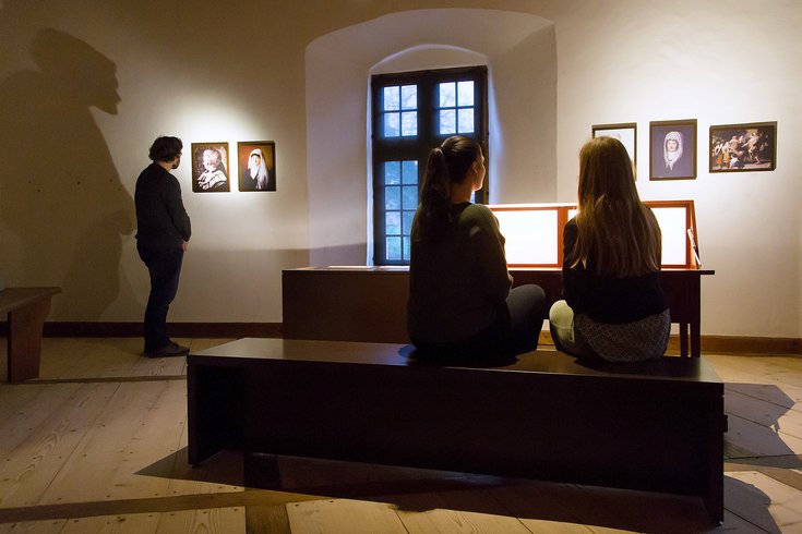 Besucher und Besucherinnen in der Dauerausstellung Schloss Hallwyl
