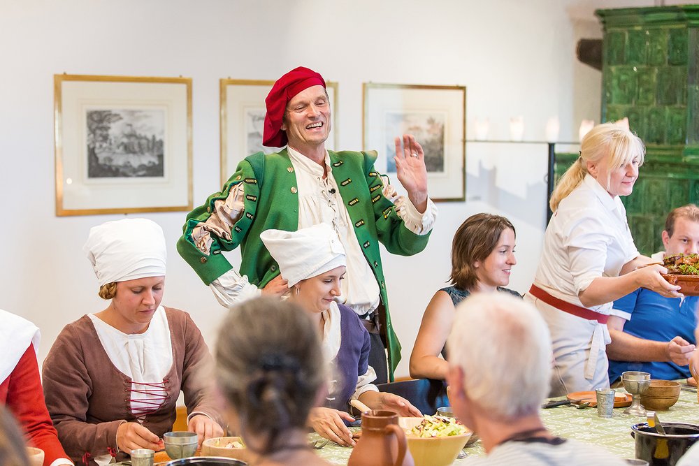 Verkleideter Führer erzählt im Esstheater den dinierenden Gästen Anekdoten auf Schloss Habsburg