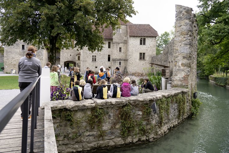 Ein Blick in den Schlosshof und Aabach mit Schüler*innen als Besucher*innen