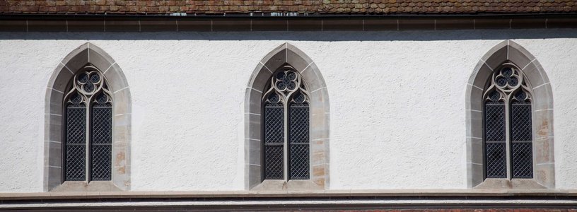 Aussenaufnahme von drei Glasfenstern Kloster Königsfelden