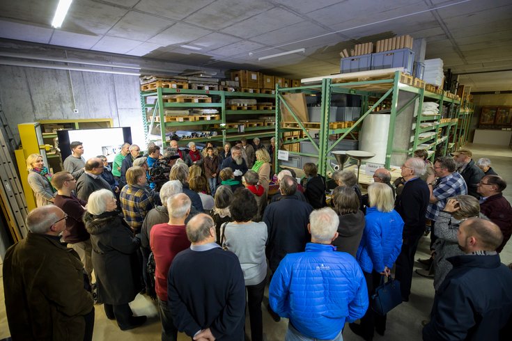 Besucherinnen und Besucher stehen in der Halle des Sammlungszentrum Egliswil