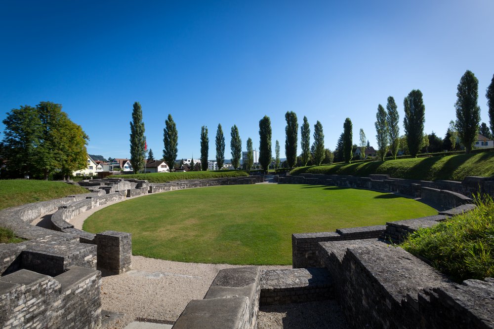 Das Amphitheater Legionärspfad im Sonnenlicht mit viel Grün