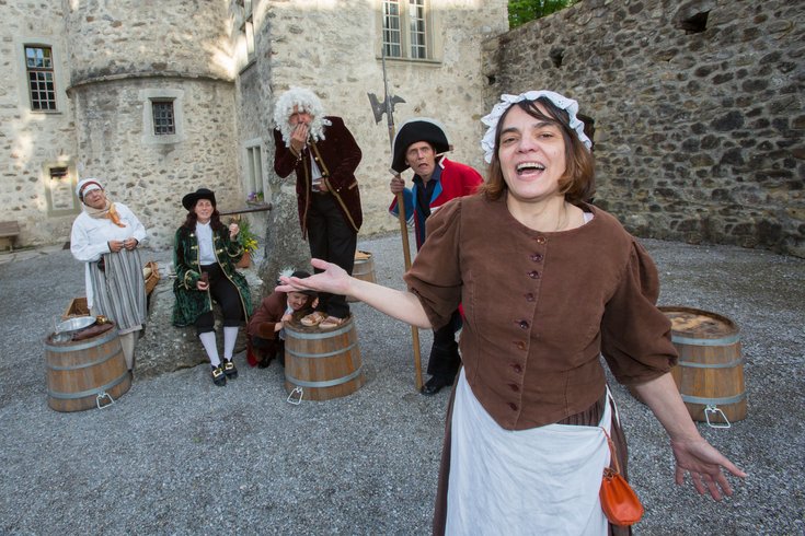 Eine Gruppe Schauspielerinnen und Schauspieler beim Brunnen von Schloss Hallwyl