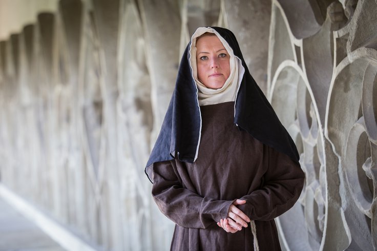 Kreuzgang mit der Äbtissin vor dem Kloster Königsfelden im braunen Gewandt