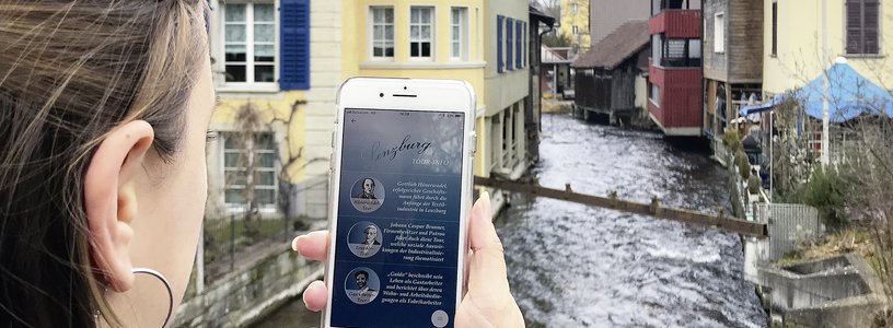 Schülerin mit dem Handy auf dem Industriekultour Aabach 