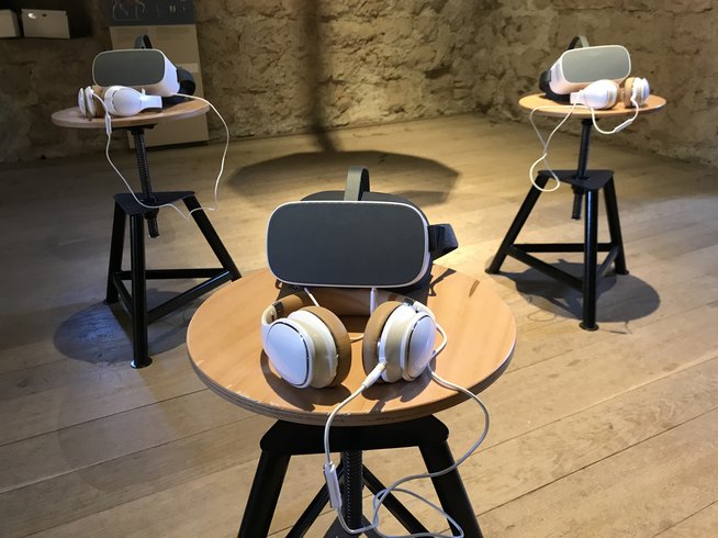 3 VR-Brillen mit Kopfhörern auf Gestellen im Schloss Habsburg