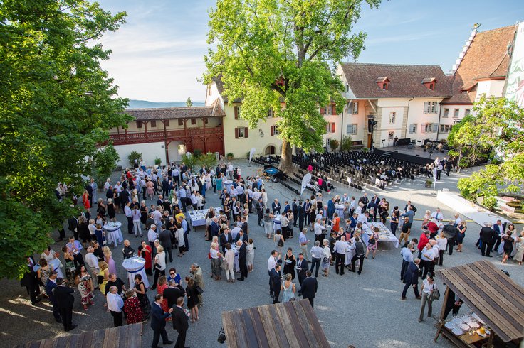 Hochzeit mit Gästen im Schlosshof Schloss Lenzburg