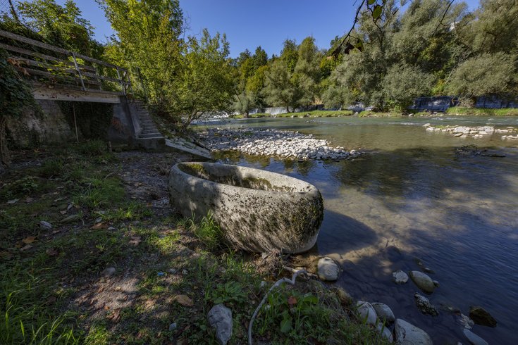 Kulturweg Limmat auf der Klosterhalbinsel Wettingen: Rundes Stein-Kunstwerk im Wasser der Limmat