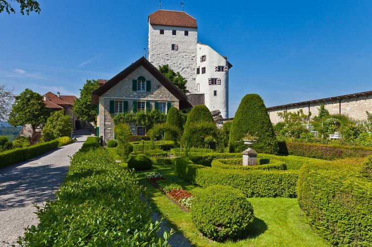 Schloss Wildegg mit Rebhaus und Rosengarten