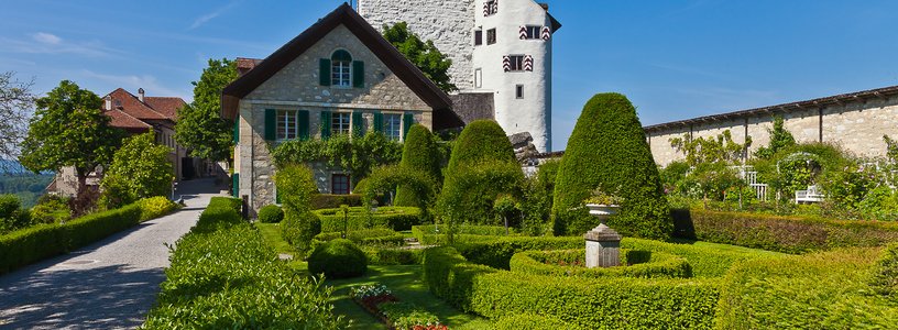 Schloss Wildegg mit Rebhaus und Rosengarten
