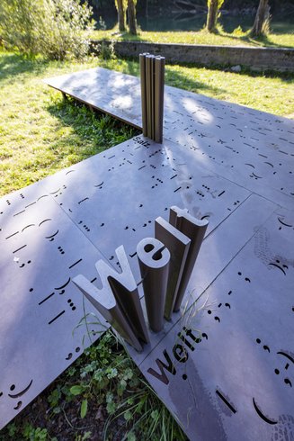 Kulturweg Limmat auf der Klosterhalbinsel Wettingen: Kunstwerk aus Metall auf einer Wiese