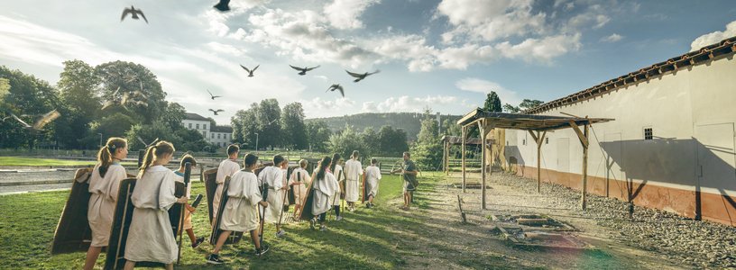 Kinder schreiten wie kleine Römer über das Areal vom Legionärspfad Vindonissa