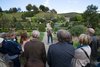 F&uuml;hrung durch den Garten von Schloss Wildegg