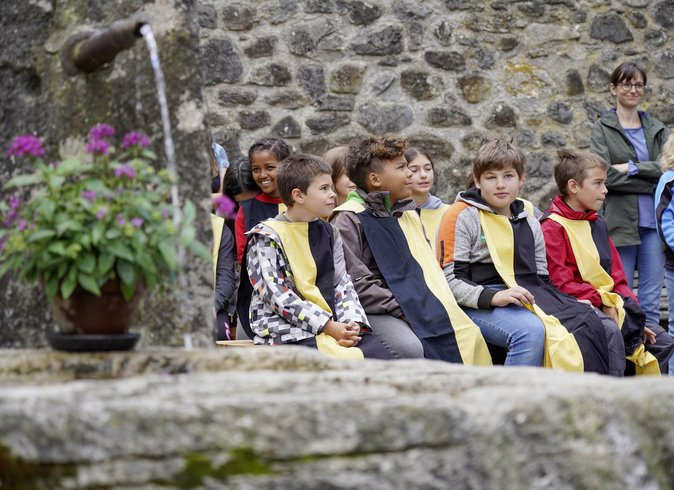 Verkleidete Schüler*innen als Zuschauer*innen im Workshop für Schulen